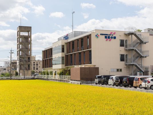 多階層モダン建築物外観