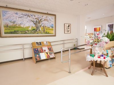 廊下にある掲示物と装飾