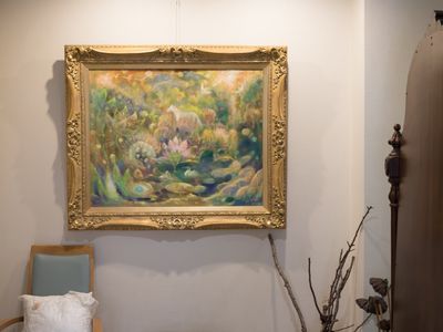 装飾的な額縁の絵画と椅子