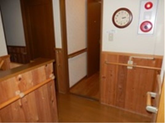 木目調の温かい廊下