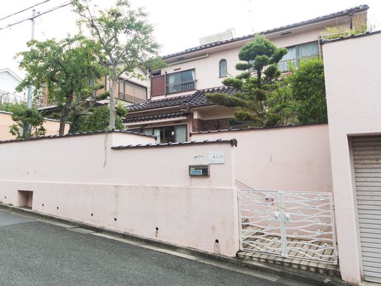 落ち着いた外観の建物