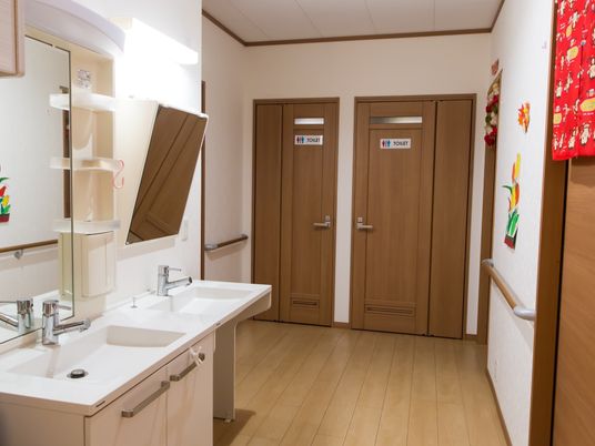 明るい洗面所とトイレ扉