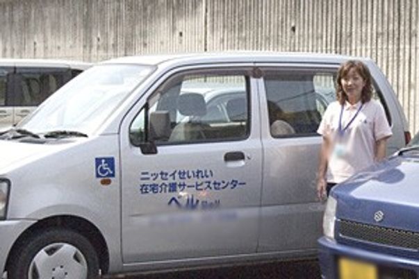 送迎車とスタッフ