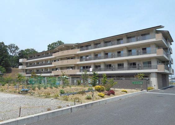 広い敷地の建物外観