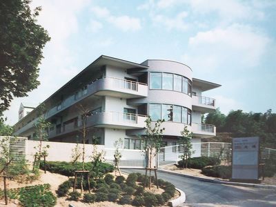 緑に囲まれた建物外観