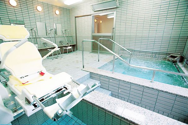 手すり付きの浴室