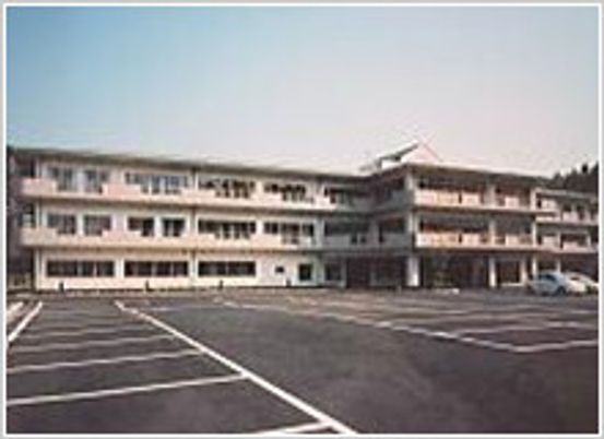 広い駐車場の外観