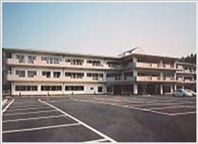 広い駐車場の外観
