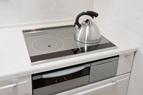 シンプルな設備のキッチン