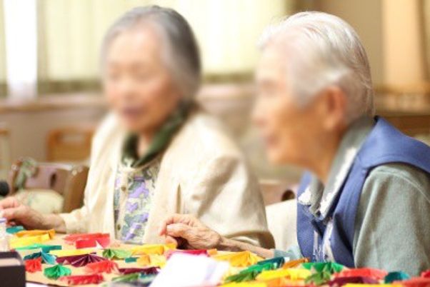 折り紙を楽しむ高齢者