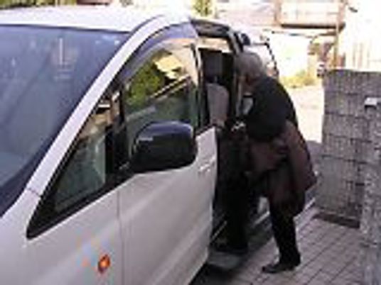 車に乗り込む様子