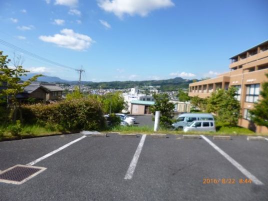 明るい日差しの駐車場