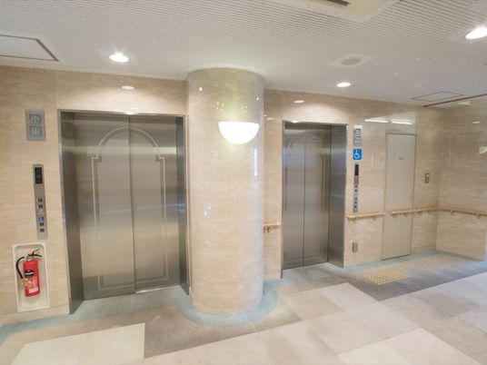 明るく清潔なエレベーターホール