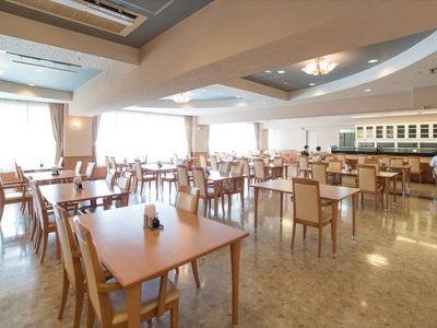 広々とした明るい食堂