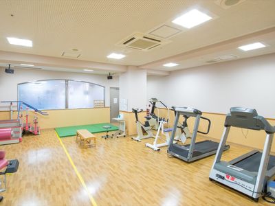 機能訓練室の明るい空間