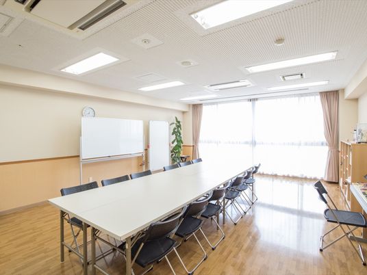 明るい会議室の一角