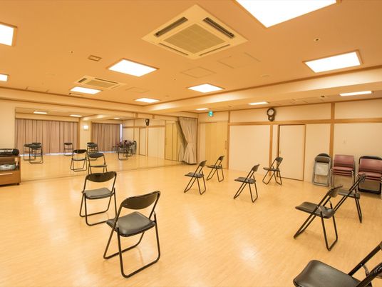 明るい広々とした多目的室