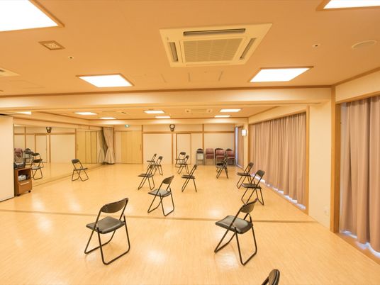 多目的室の明るい空間