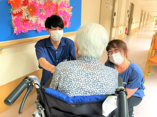 廊下でスタッフが対話