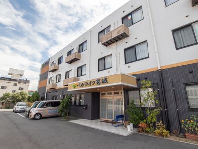 明るく清潔感のある建物正面