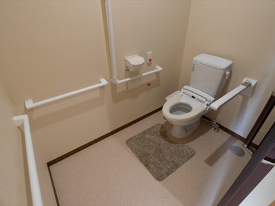 手すり付きのトイレ空間