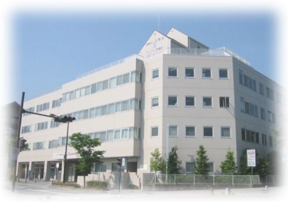 明るい外観の建物