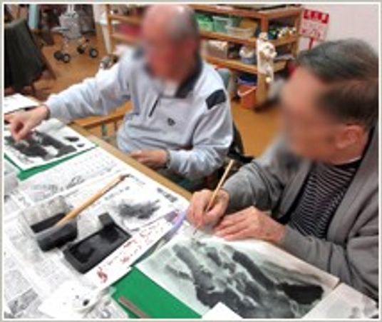書道を楽しむ光景