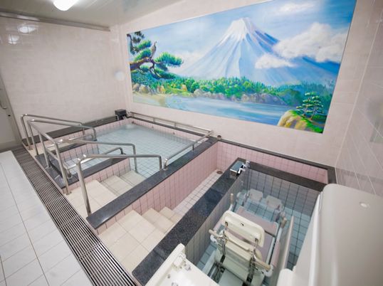 山の絵がある浴室  