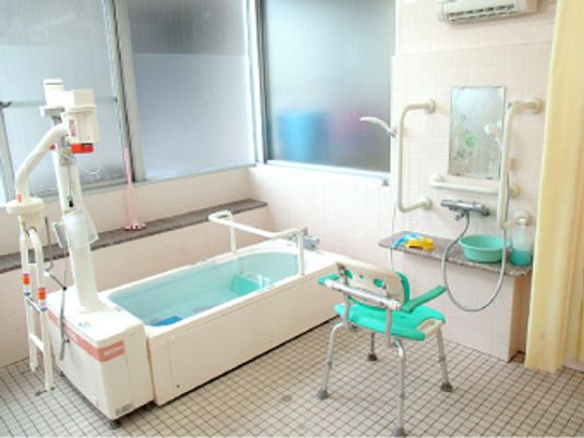 明るい浴室の設備