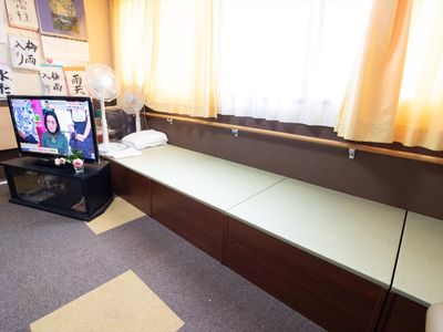 テレビと椅子がある休憩室
