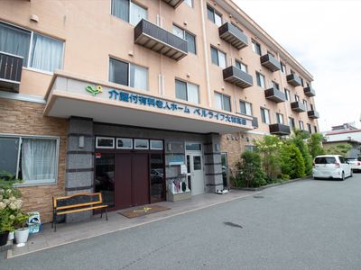 施設の外観と入口