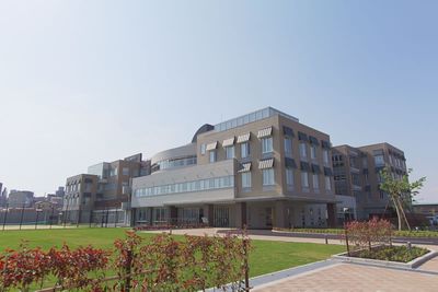 開放的な建物外観