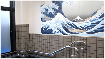 明るい壁画の浴室