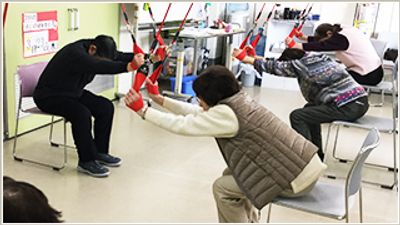 仲間と運動する訓練室