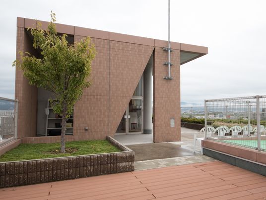 緑とテラスのある建物