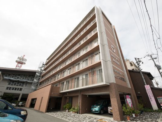 多階層の建物外観