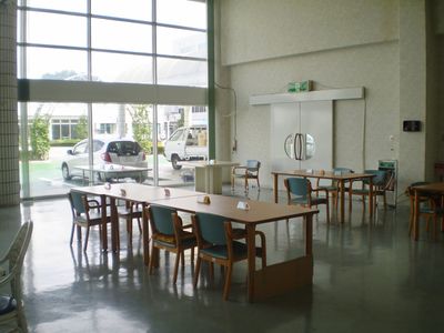 窓が大きいダイニングルーム