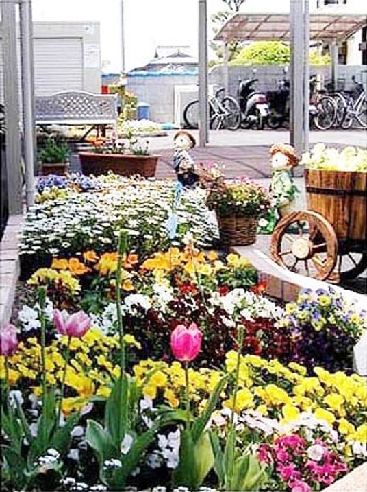 色とりどりの花が咲く庭