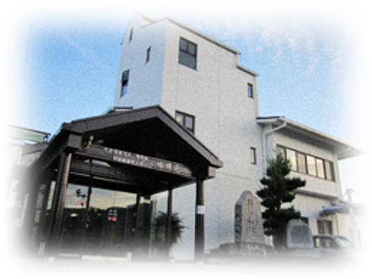 白い建物外観