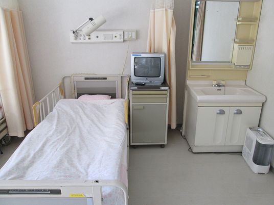 ベッドと洗面台の居室