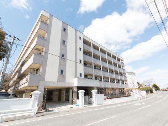 明るい建物の外観