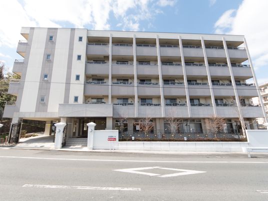 モダンな建物の外観
