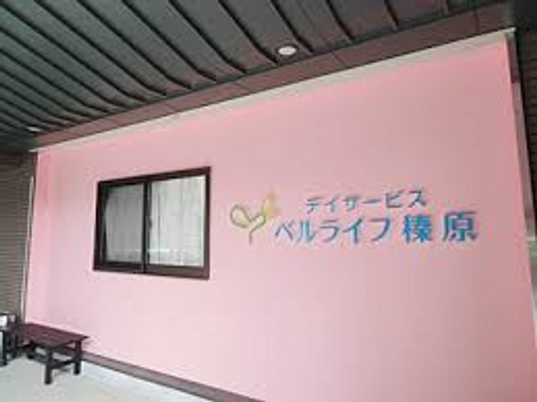 明るい色の壁面