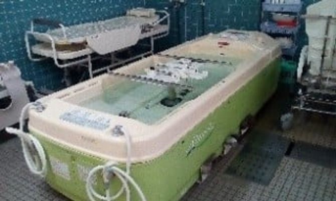 介助用の浴槽がある浴室