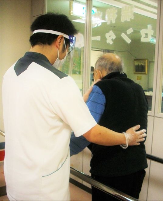 介護士が介助する場面