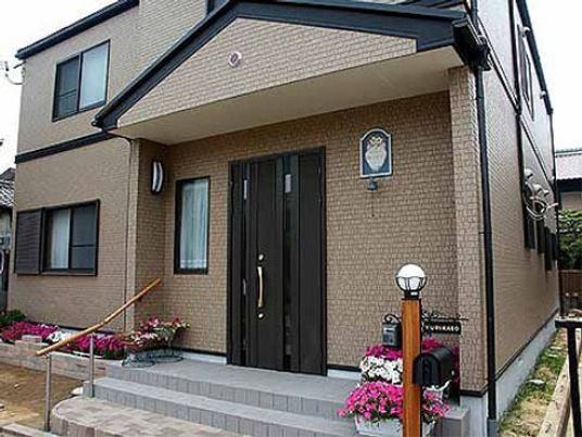 エントランスと花壇の外観