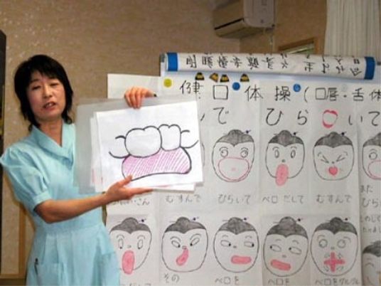 研修中の職員と教材