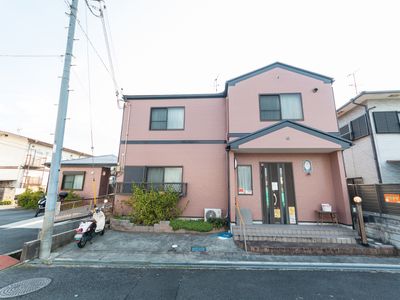 ピンクの壁の建物エントランス