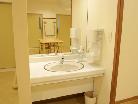 清潔な洗面所と背景の部屋