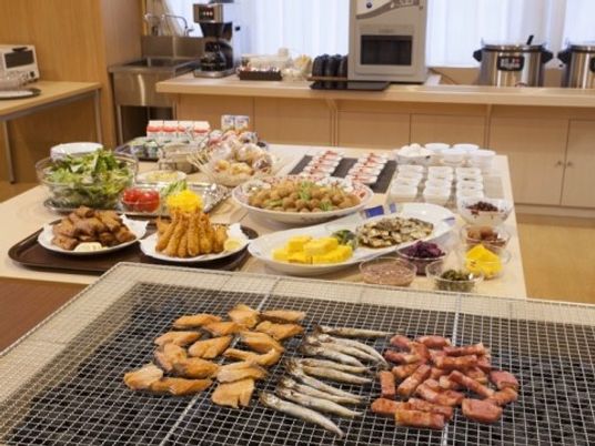 手作り料理の並ぶ食堂